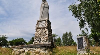 Ghicuta statue Moieciu - Pestera